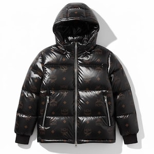 Op de afbeelding: Zwarte pufferjack met capuchon en een lange ritssluiting. De jas heeft een herhalend bruin logopatroon en twee zakken met ritssluiting. De manchetten zijn zwart. Ontworpen voor koud weer.