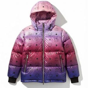 Op de afbeelding: Een gewatteerde jas met capuchon in een gradiënt van roze, paars en blauw. De jas heeft een herhalend patroon van de letters "MCM" en ruitvormen. Hij heeft een volledige ritssluiting en twee zijzakken. De manchetten zijn zwart.