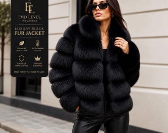 Op de afbeelding: Een zwarte bontjas met een horizontaal gelaagd ontwerp en een grote kraag. Een zwart rechthoekig label is bevestigd met de tekst END LEVEL INDUSTRIES, LUXURY BLACK FUR JACKET, PREMIUM QUALITY FUR, EXTRA WARM & COZY, DURABLE & LONG LASTING, TIMELESS ELEGANCE, BUILT FOR STYLE. MADE TO LAST.