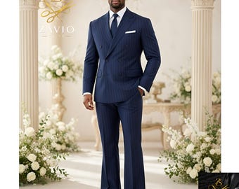 Peut inclure: Un costume bleu marine à double boutonnage avec des rayures fines, une chemise blanche et une cravate assortie. Le costume a un pantalon évasé et est porté avec des chaussures noires. Le logo "Zavio Suits" est visible.