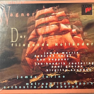 Puede incluir: Una caja de CD con una pintura de un velero con velas rojas sobre un mar tormentoso. El título "Der Fliegende Hollander" se muestra, junto con los nombres de los artistas y la orquesta.