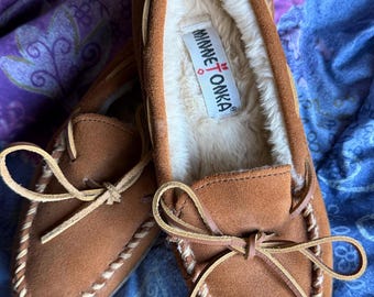 Mocasines Minnetonka con forro de piel sintética, talla 9 de mujer. De segunda mano, en excelente estado.