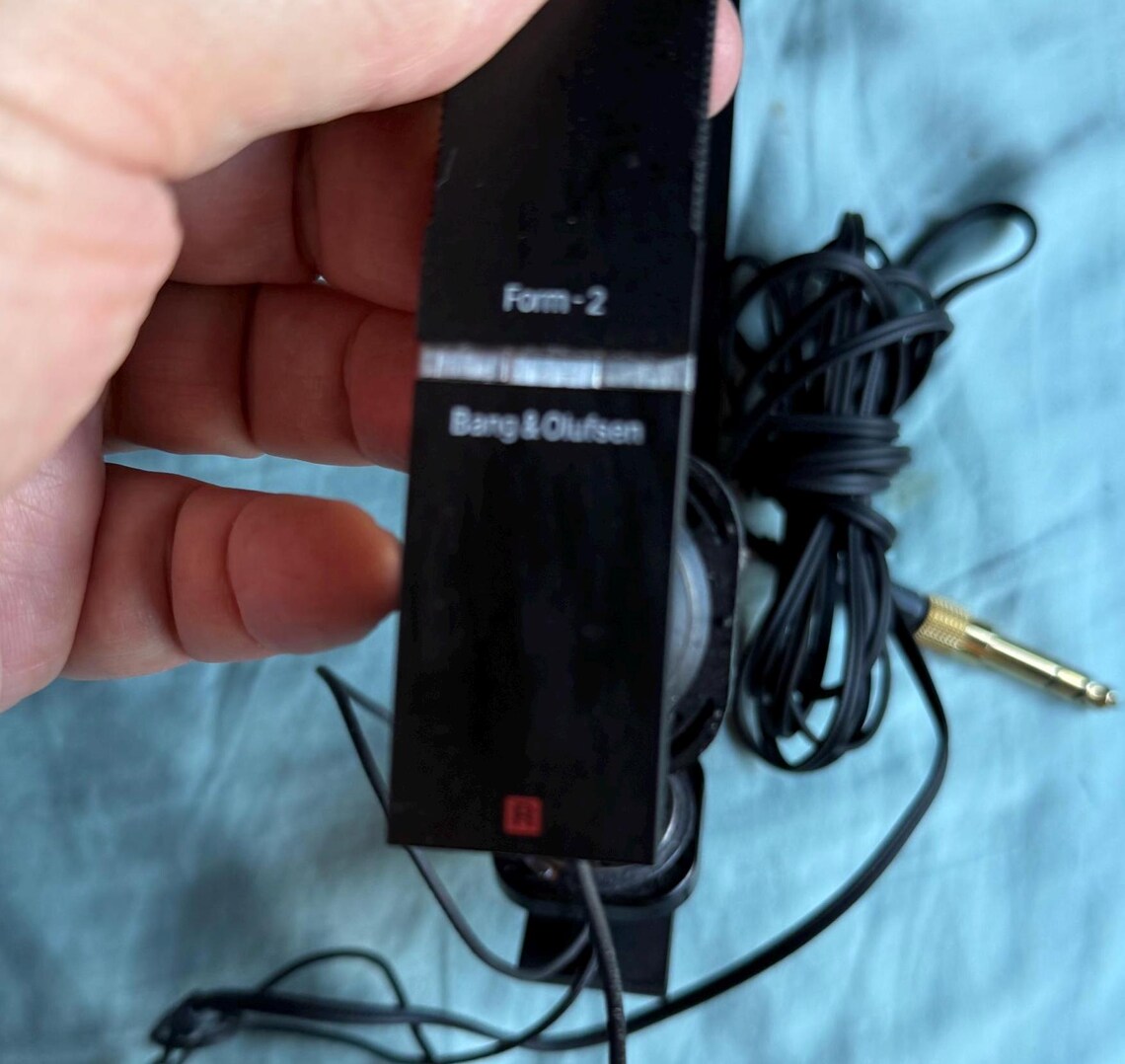 VINTAGE Bang and Olufsen Headphones Form-2. Adjustable with very long chord Preowned in Excellent Working Condition. Missing foam ear pads., foto 2 di 5