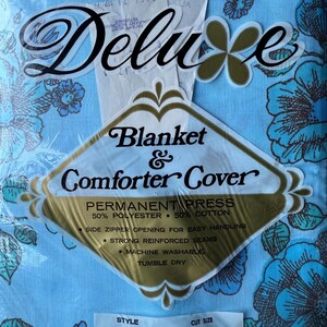 K&ouml;nnte beinhalten: Eine blaue Deluxe Decken- und Bettbezug in einer Plastikverpackung. Der Bezug ist 183x229 cm gro&szlig;, aus 50 % Polyester und 50 % Baumwolle. Merkmale sind ein Seitenrei&szlig;verschluss und verst&auml;rkte N&auml;hte.