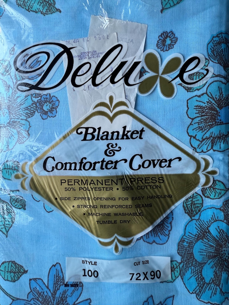 K&ouml;nnte beinhalten: Eine blaue Deluxe Decken- und Bettbezug in einer Plastikverpackung. Der Bezug ist 183x229 cm gro&szlig;, aus 50 % Polyester und 50 % Baumwolle. Merkmale sind ein Seitenrei&szlig;verschluss und verst&auml;rkte N&auml;hte.