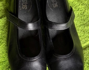 Women’s Size 7 medium SAS Black Mary Jane Shoes. Preowned in Excellent Condition.