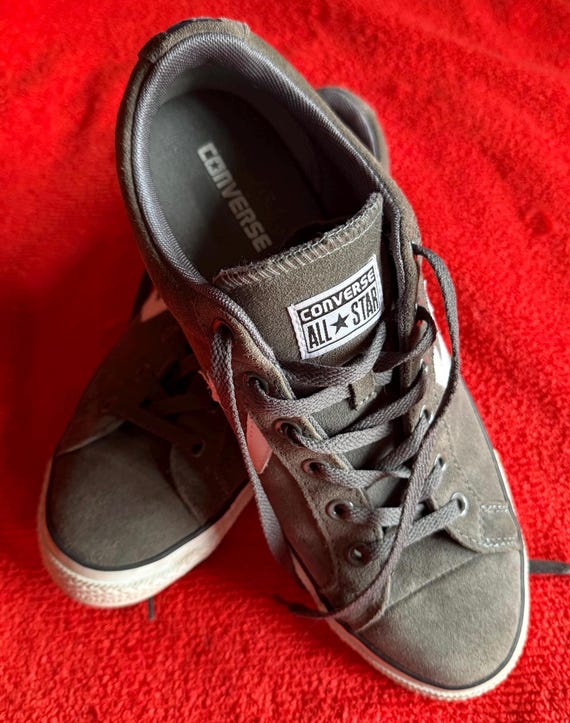 Vintage and RARE CONVERSE Men’s size 11M Grey suede sneakers, inspired by Kenny Anderson. Preowned in Excellent Condition. A must have.