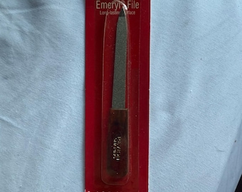 Vintage REVLON Neue & versiegelte Emeryl File Pocket Size 5 ”Feile, hergestellt in Deutschland und montiert in den USA. Ein Muss.