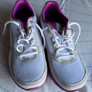 Zapatillas ABEO Lite “SYNERGY” para mujer, talla 8, ancho medio. Color blanco y violeta. Usadas una sola vez, aún en su caja. Tecnología ligera.