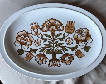 Piatto da portata vintage di metà secolo, modello "Mazot" di GEORG JENSEN. Porcellana pregiata. Prodotto in Svizzera. Usato in ottime condizioni.