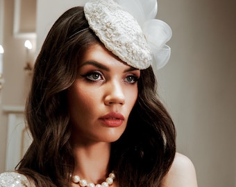 Ivory Lace Bridal Fascinator with Veil – Elegant Vintage Wedding Headpiece Accessory