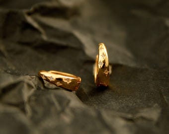 Pendientes de aro pequeños de oro vermeil de 18 quilates con circonitas cúbicas en forma de estrella.