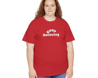 Könnte beinhalten: Ein leuchtend rotes T-Shirt mit kurzen Ärmeln und dem weißen Schriftzug Keep Believing, der in einer fetten, abgerundeten Schrift mittig auf der Brust gedruckt ist. Das Kleidungsstück hat einen klassischen Rundhalsausschnitt und eine Standardpassform.