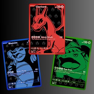 Puede incluir: Tres cartas coleccionables rectangulares con Charizard en rojo, Blastoise en azul y Venusaur en verde. Cada carta muestra un fondo negro con un patrón de iconos repetitivo, nombre del personaje, 150 HP, texto de ataque y etiqueta promo.