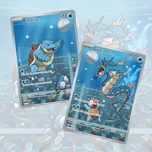 Peut inclure: Deux cartes à collectionner Pokémon représentant Blastoise et Gyarados jouant au volley-ball. Les cartes sont bleues et blanches, avec les personnages Pokémon en pleine action. Chaque carte affiche une valeur HP de 70 et les textes "Water" et "Polo".