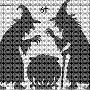 Peut inclure: Silhouette noire et grise de deux sorcières, chacune portant un chapeau pointu et une longue cape, debout au-dessus d'un chaudron. L'image mesure 122 cm de haut et 183 cm de large.