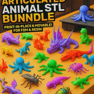 Puede incluir: Una colección de modelos de animales articulados y coloridos, incluyendo dinosaurios, pulpos e insectos, se exhibe sobre una superficie de madera. La imagen presenta el texto "500+ ARTICULATED ANIMAL STL BUNDLE" y "PRINT-IN-PLACE & MOVABLE! FOR FDM & RESIN."