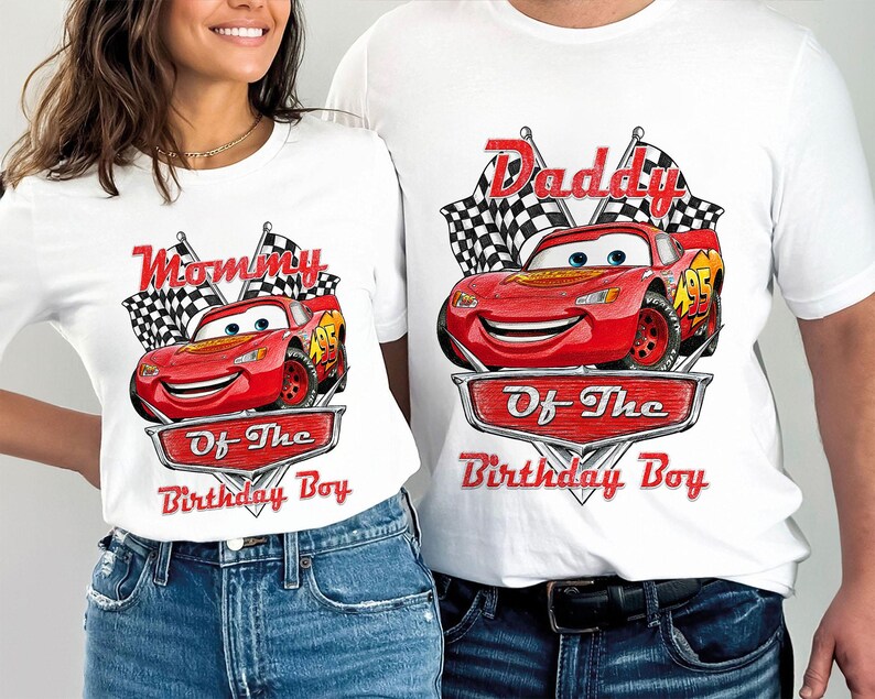 Puede incluir: Camisetas blancas con un dise&ntilde;o de coche de carreras de dibujos animados rojo. Una camiseta dice "Mommy Of The Birthday Boy" y la otra "Daddy Of The Birthday Boy". Ambas tienen banderas a cuadros.