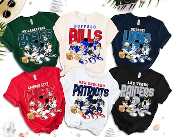 Camiseta personalizada de Mickey y sus amigos inspirada en equipos de fútbol americano. Disponible para todos los equipos. Camisetas de Disney a juego. Equipo de fútbol americano de la NFL personalizado.