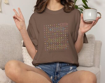 Maglietta con ricerca di parole in colori pastello / Maglietta con puzzle di parole nascoste