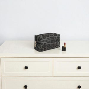 Leopard Travel Makeup Bag Large Capacity Cosmetic Toiletry Organizer Portable PU Wash Bag Purse for Women Zip Storage
