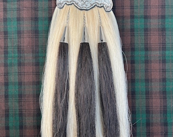 Sporran scozzese in crine di cavallo bianco 100% originale Sporran kilt lungo con tre nappe nere e cintura a catena.