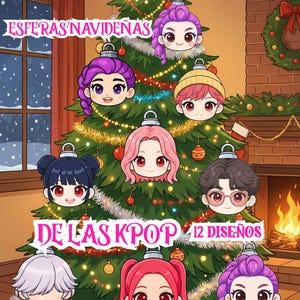 Puede incluir: Un árbol de Navidad decorado con adornos con caras de dibujos animados. Los adornos tienen diferentes peinados y colores. El texto en la imagen dice "ESFERAS NAVIDENAS", "DE LAS KPOP", "12 DISEÑOS" y "KUMI". Una chimenea y una ventana están en el fondo.