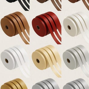 Op de afbeelding: Een raster van lintrollen in diverse kleuren, waaronder zwart, bruin, rood, wit, beige, goud en zilver. Elke rol heeft een lengte lint die de kleur en textuur laat zien.