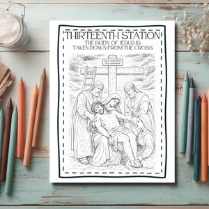 Puede incluir: Dibujo lineal en blanco y negro de la decimotercera estaci&oacute;n del V&iacute;a Crucis, que representa a Jes&uacute;s bajado de la cruz. La imagen est&aacute; rodeada por un borde negro discontinuo. L&aacute;pices de colores dispersos.