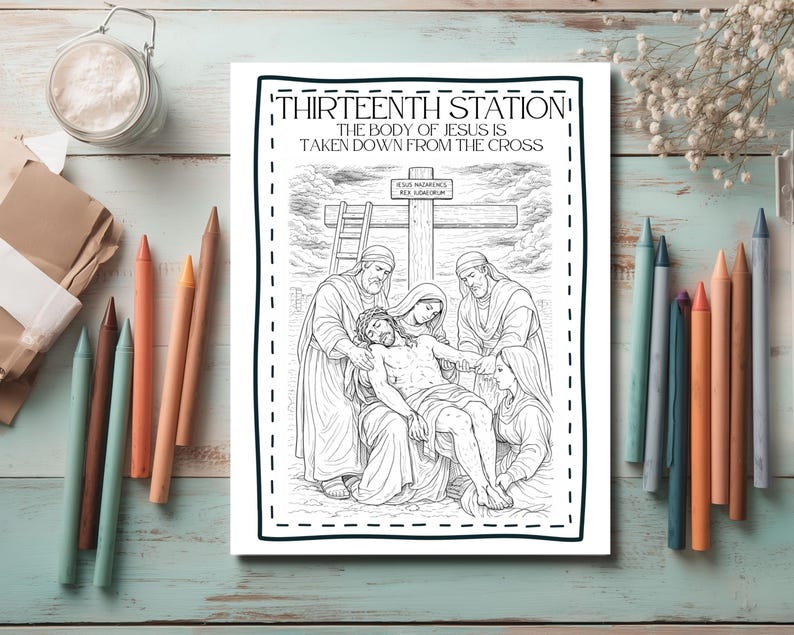 Puede incluir: Dibujo lineal en blanco y negro de la decimotercera estaci&oacute;n del V&iacute;a Crucis, que representa a Jes&uacute;s bajado de la cruz. La imagen est&aacute; rodeada por un borde negro discontinuo. L&aacute;pices de colores dispersos.