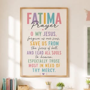 Op de afbeelding: Een rechthoekige wandkunstprint in een lichthouten lijst met het Fatimagebed in kleurrijke, gevarieerde typografie. De tekst luidt: FATIMA Prayer, O MY JESUS, forgive us our sins, SAVE US FROM the fires of hell, AND LEAD ALL SOULS to heaven, ESPECIALLY THOSE MOST IN NEED OF THY MERCY.