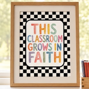 Op de afbeelding: Een ingelijste wandprint met een zwart-witte geblokte rand rondom een wit midden. De tekst luidt THIS CLASSROOM GROWS IN FAITH in veelkleurige letters in aquarel-stijl, waaronder tinten rood, oranje, geel, groen en blauw.