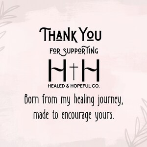Puede incluir: Un fondo rosa claro con el texto "Thank You For Supporting H+H Healed & Hopeful Co." en negro. Tambi&eacute;n se incluye el texto "Born from my healing journey, made to encourage yours." Hay ilustraciones decorativas de hojas.