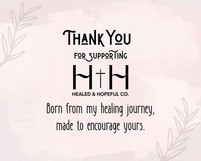 Puede incluir: Un fondo rosa claro con el texto "Thank You For Supporting H+H Healed & Hopeful Co." en negro. Tambi&eacute;n se incluye el texto "Born from my healing journey, made to encourage yours." Hay ilustraciones decorativas de hojas.