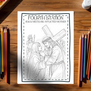 Puede incluir: Dibujo lineal en blanco y negro de Jes&uacute;s encontr&aacute;ndose con su madre, con el texto "FOURTH STATION JESUS MEETS HIS AFFLICTED MOTHER". La imagen tiene un borde negro y est&aacute; sobre una superficie de madera. Se ven l&aacute;pices de colores y una paleta de acuarelas.