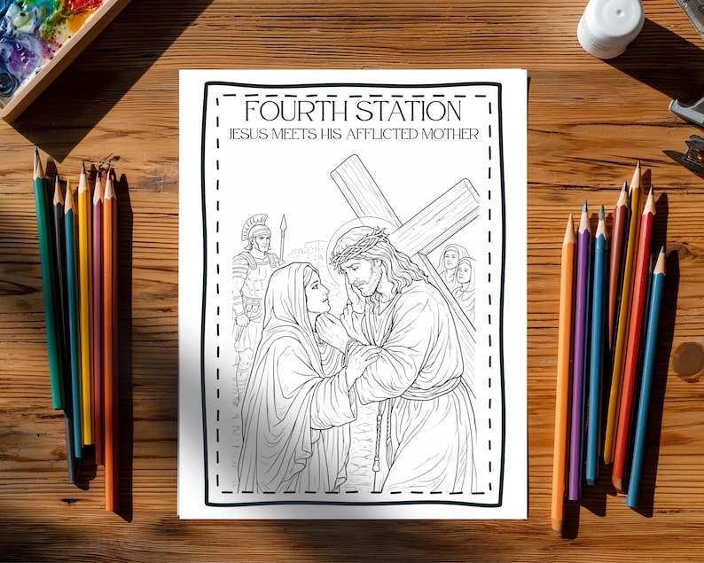 Puede incluir: Dibujo lineal en blanco y negro de Jes&uacute;s encontr&aacute;ndose con su madre, con el texto "FOURTH STATION JESUS MEETS HIS AFFLICTED MOTHER". La imagen tiene un borde negro y est&aacute; sobre una superficie de madera. Se ven l&aacute;pices de colores y una paleta de acuarelas.