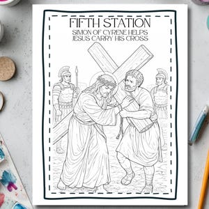 Puede incluir: Ilustraci&oacute;n en blanco y negro que representa la Quinta Estaci&oacute;n del V&iacute;a Crucis, con el texto &laquo;FIFTH STATION SIMON OF CYRENE HELPS JESUS CARRY HIS CROSS&raquo;. La imagen muestra a Jes&uacute;s cargando la cruz con la ayuda de Sim&oacute;n, rodeado de soldados romanos.