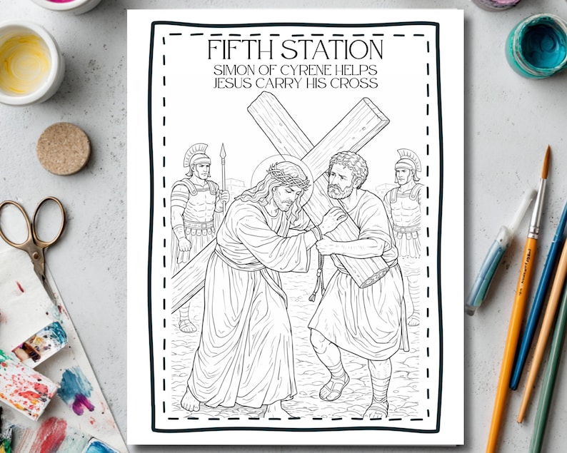 Puede incluir: Ilustraci&oacute;n en blanco y negro que representa la Quinta Estaci&oacute;n del V&iacute;a Crucis, con el texto &laquo;FIFTH STATION SIMON OF CYRENE HELPS JESUS CARRY HIS CROSS&raquo;. La imagen muestra a Jes&uacute;s cargando la cruz con la ayuda de Sim&oacute;n, rodeado de soldados romanos.