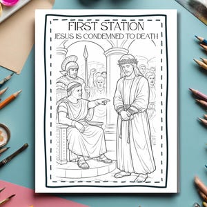 Puede incluir: Ilustraci&oacute;n en blanco y negro de una escena religiosa. El texto "FIRST STATION JESUS IS CONDEMNED TO DEATH" est&aacute; en la parte superior. La imagen representa a un hombre con t&uacute;nica se&ntilde;alado por otro hombre.