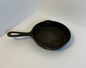 Vintage cast iron skillet. 1890-1960 not sure year 6-1 2 inch. Found with marked wagner skillets for 1890-1920. Retro cooking. Sold as is.