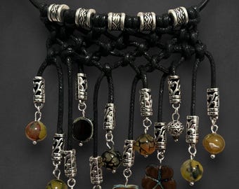 Cuir, pierre, métal et verre. Collier fait main unique en son genre. Il donnera à votre image une ambiance unique et glamour.