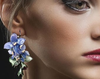 Boucles d'oreilles en résine verte et lavande ! Ornées de cristaux Swarovski. Doux et féminin. Fait main et unique.