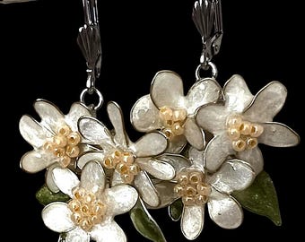 Boucles d'oreilles en résine verte, blanche avec finitions argentées et dorées ! Doux et féminin. Fait main et unique.