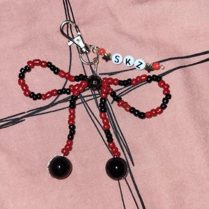 Portachiavi con fiocco rosso e nero degli Straykids