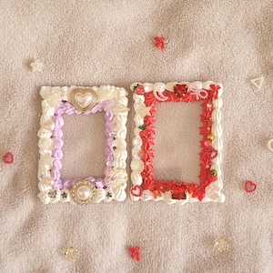 Toploader photocard K-pop Decoden (cream) handmade | Decorated holder with decoden cream, rhinestones & cute charms | Pastel violet or red