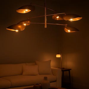 Elegant taklampa i mässing – ljuskrona med 6 ljuskällor och böjd skärm | Modern Sputnik-lampa med linjär armatur | Pendel med dubbel glasskärm bild 8