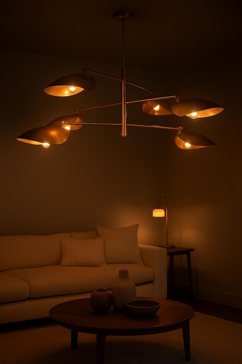 Elegant taklampa i mässing – ljuskrona med 6 ljuskällor och böjd skärm | Modern Sputnik-lampa med linjär armatur | Pendel med dubbel glasskärm bild 8