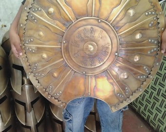 Decorazione da parete con scudo medievale in acciaio fatto a mano / Replica di scudo rotondo vichingo / Espositore per armatura da cavaliere / Scudo storico in metallo