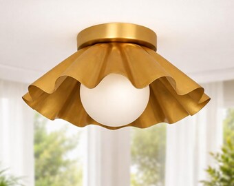 Lampadario con paralume in ottone arricciato: applique da soffitto o da parete a filo