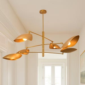 Elegant taklampa i mässing – ljuskrona med 6 ljuskällor och böjd skärm | Modern Sputnik-lampa med linjär armatur | Pendel med dubbel glasskärm bild 1